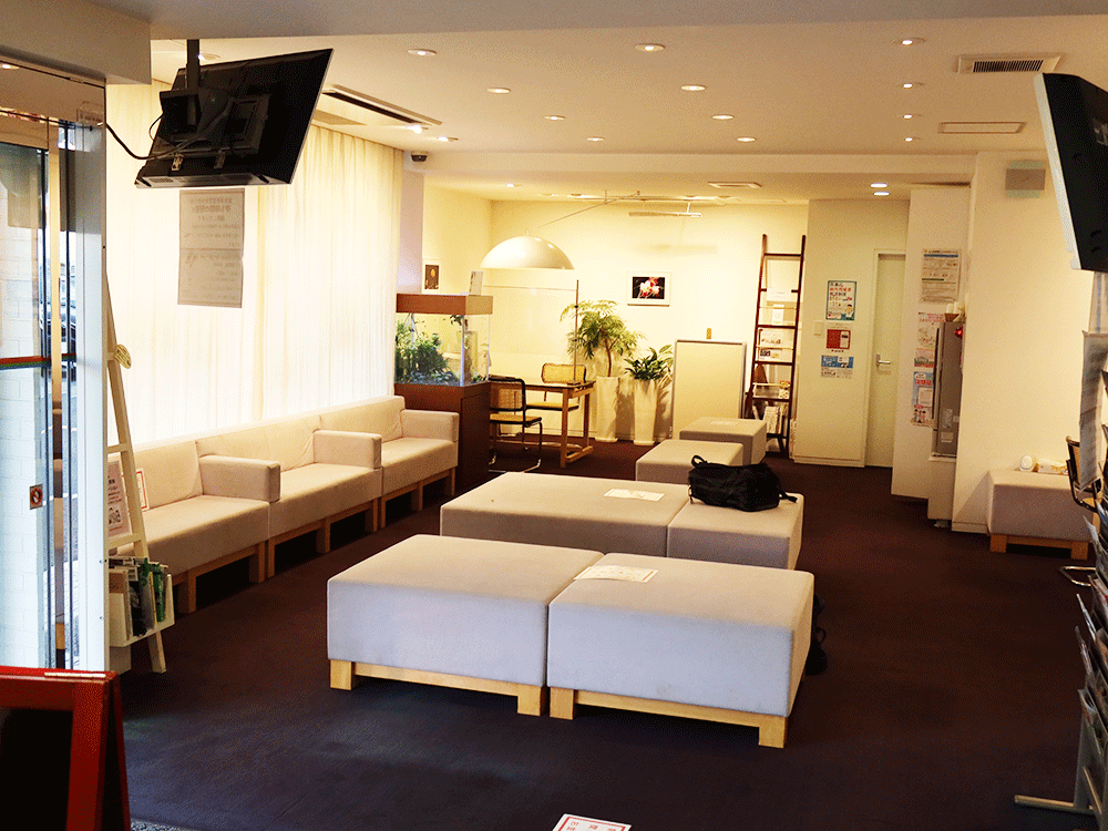 薬局内はシンプルで清潔感があり、待ち時間もゆったりくつろげる広さです。また、おしゃれな証明や家具が目を引きます。